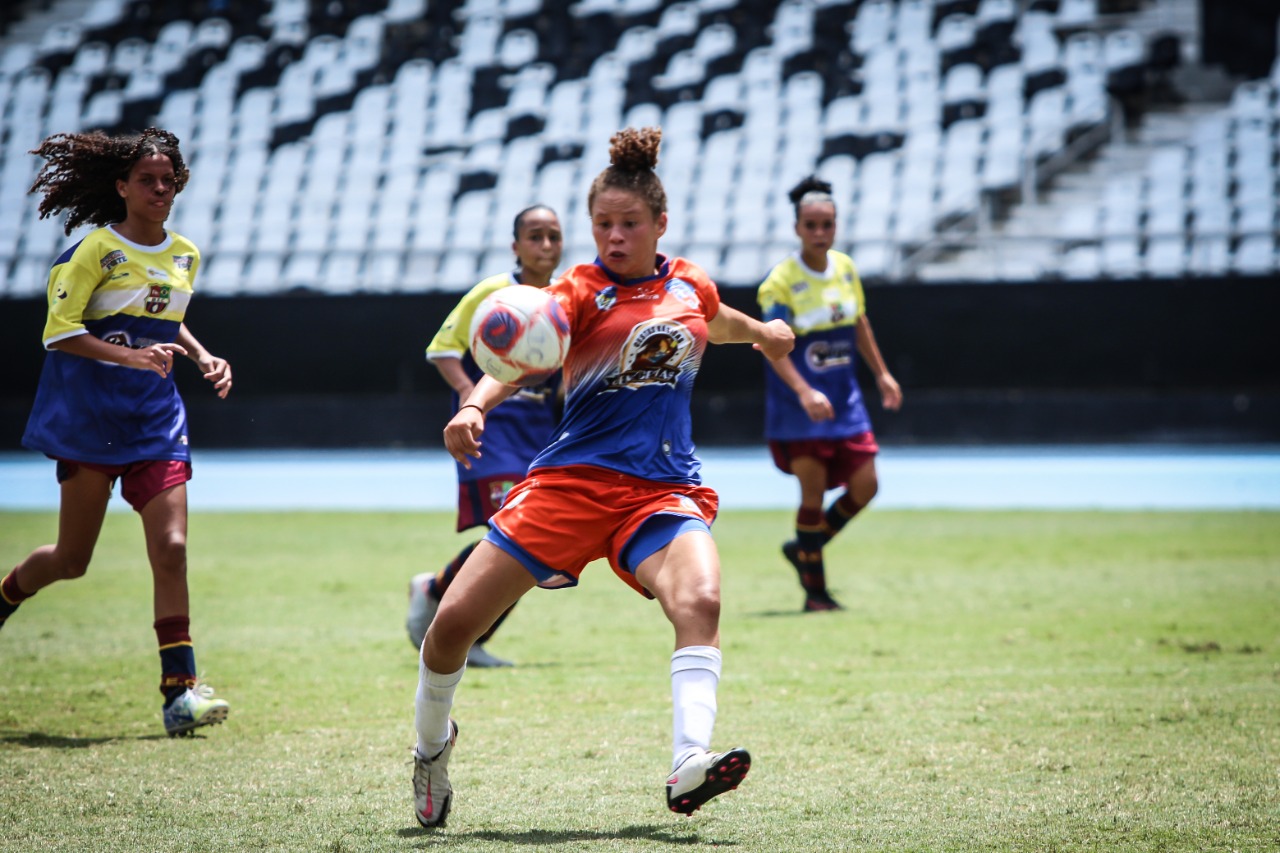 Registro do futebol feminino com participação da Enfermeira Rejane