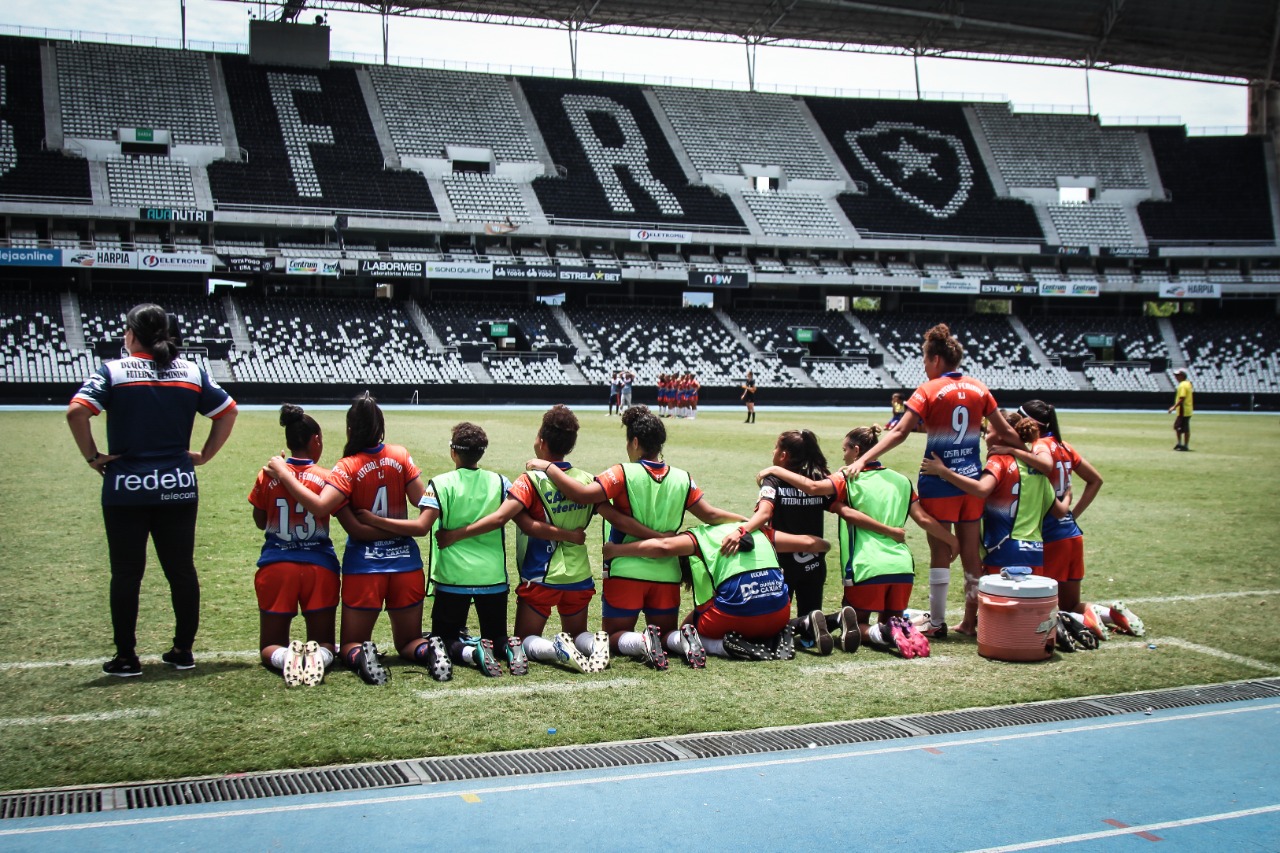 Registro do futebol feminino com participação da Enfermeira Rejane