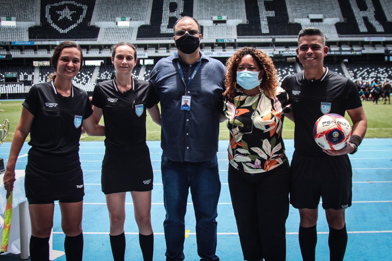 Registro do futebol feminino com participação da Enfermeira Rejane