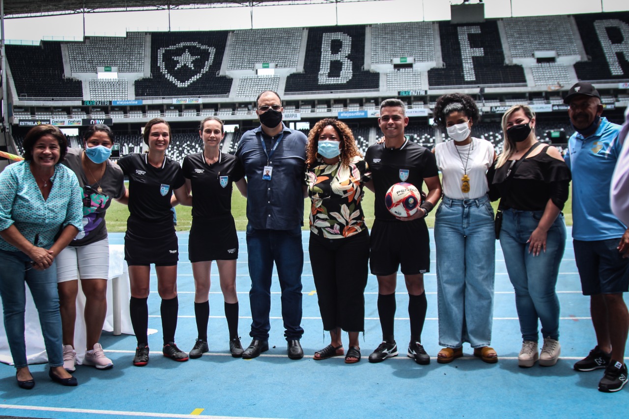 Registro do futebol feminino com participação da Enfermeira Rejane