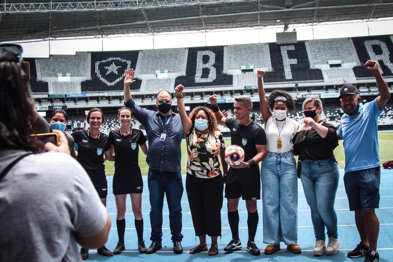 Registro do futebol feminino com participação da Enfermeira Rejane