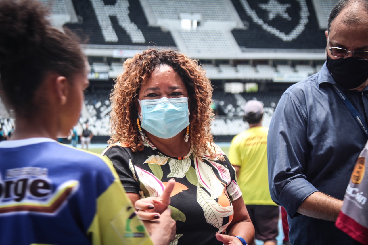 Registro do futebol feminino com participação da Enfermeira Rejane