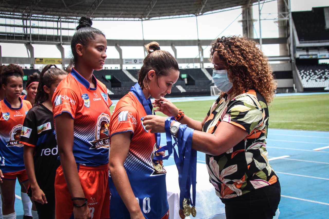 Registro do futebol feminino com participação da Enfermeira Rejane