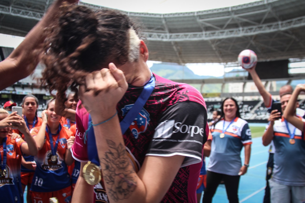 Registro do futebol feminino com participação da Enfermeira Rejane