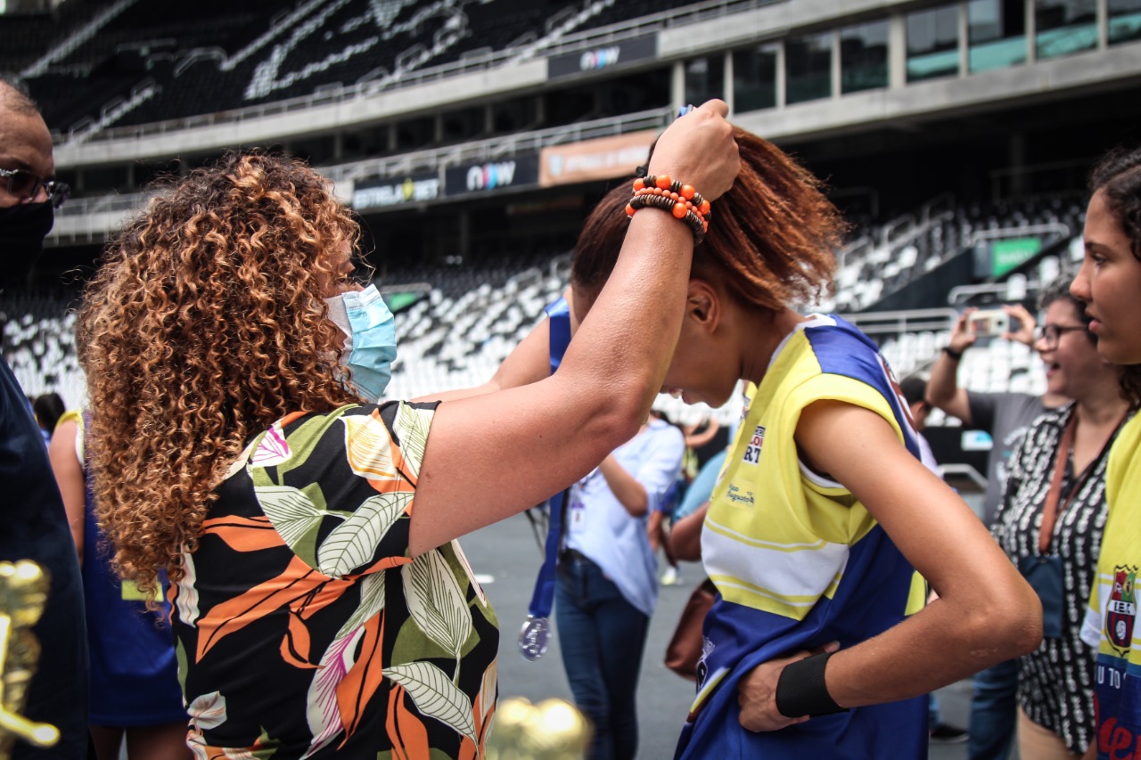 Registro do futebol feminino com participação da Enfermeira Rejane