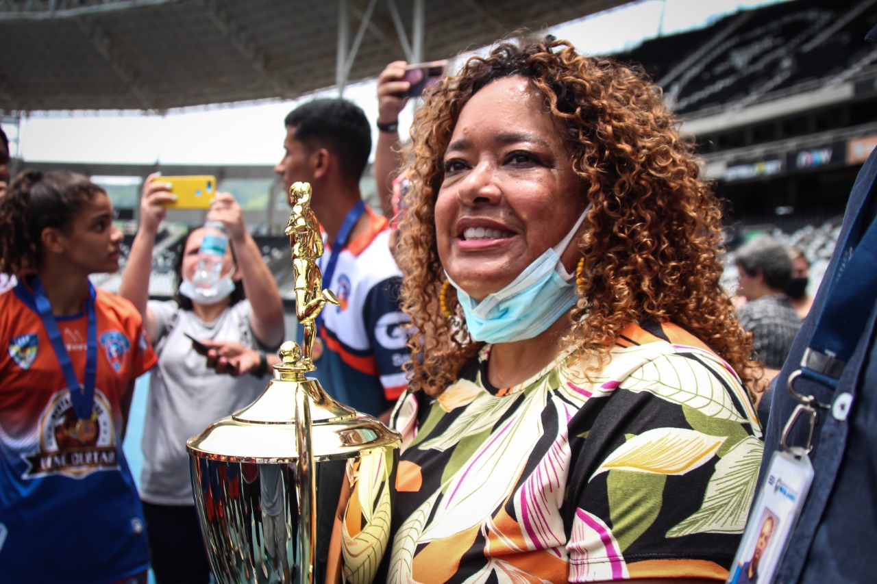 Registro do futebol feminino com participação da Enfermeira Rejane