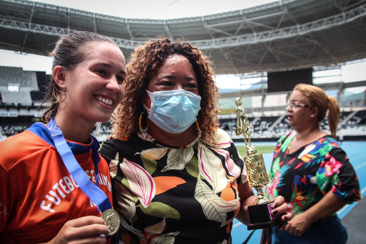Registro do futebol feminino com participação da Enfermeira Rejane