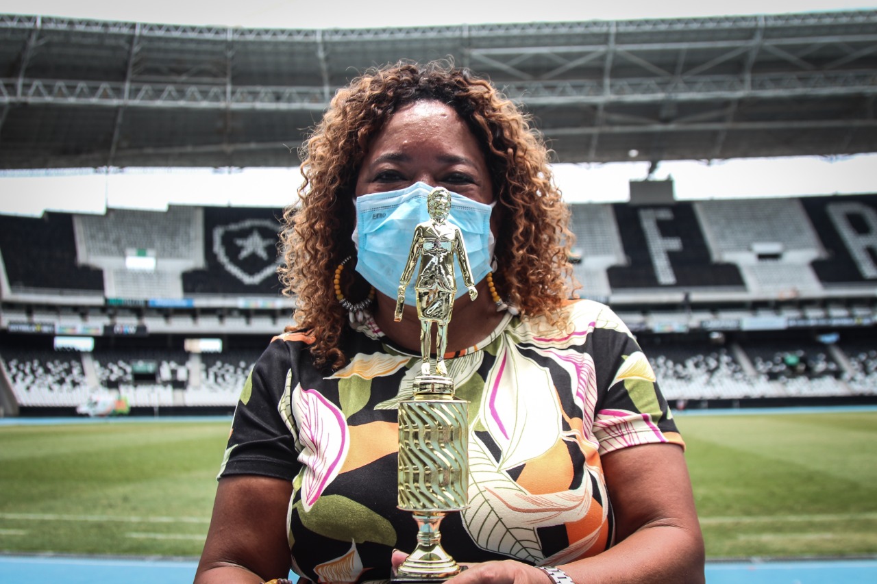 Registro do futebol feminino com participação da Enfermeira Rejane