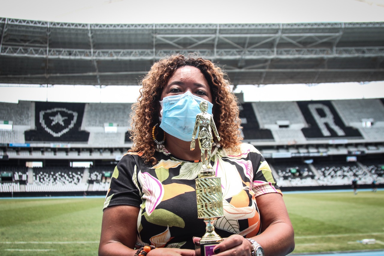 Registro do futebol feminino com participação da Enfermeira Rejane