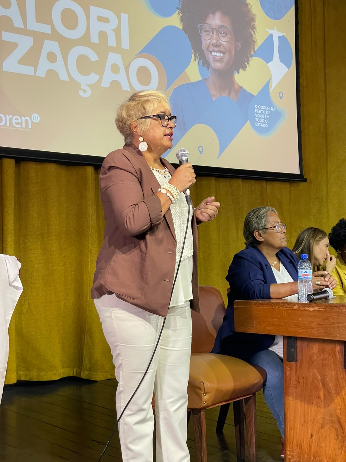 Enfermeira Rejane discursando